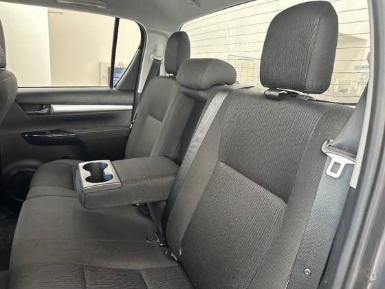 TOYOTA HILUX 2.8 D-4D TURBO DIESEL CD SR 4X4 AUTOMÁTICO